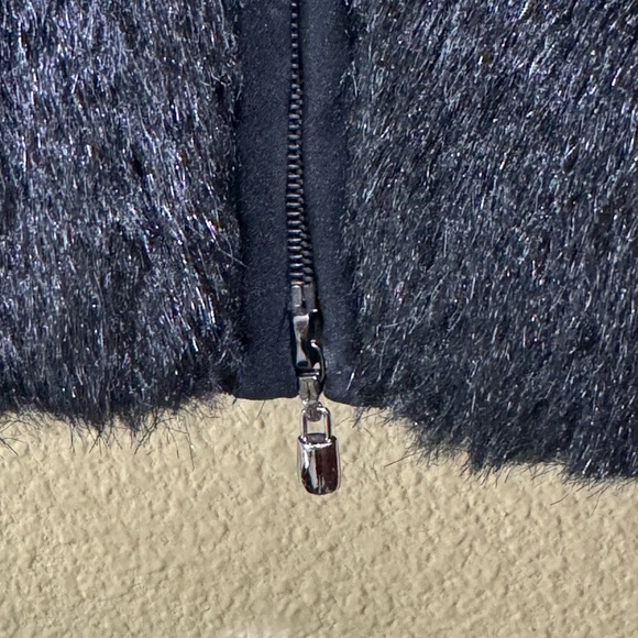 ST JOHN VEST - Picture 5 of 8